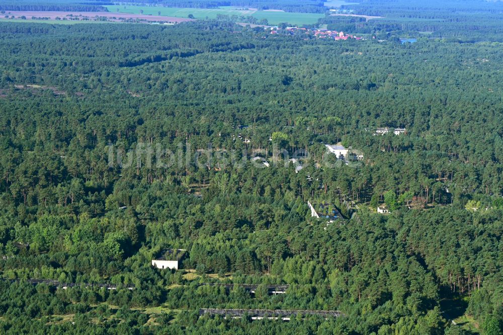 Luftbild Flecken Zechlin - Verfall und Vegetations- Bewuchs der ehemaligen Militär- Kaserne in einem Waldgebiet in Flecken Zechlin im Bundesland Brandenburg, Deutschland