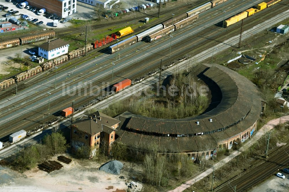 Luftbild Aschaffenburg - Verfallende Gleisanlagen an der Ruine des Rundschuppen - Triebfahrzeughalle in Aschaffenburg im Bundesland Bayern, Deutschland