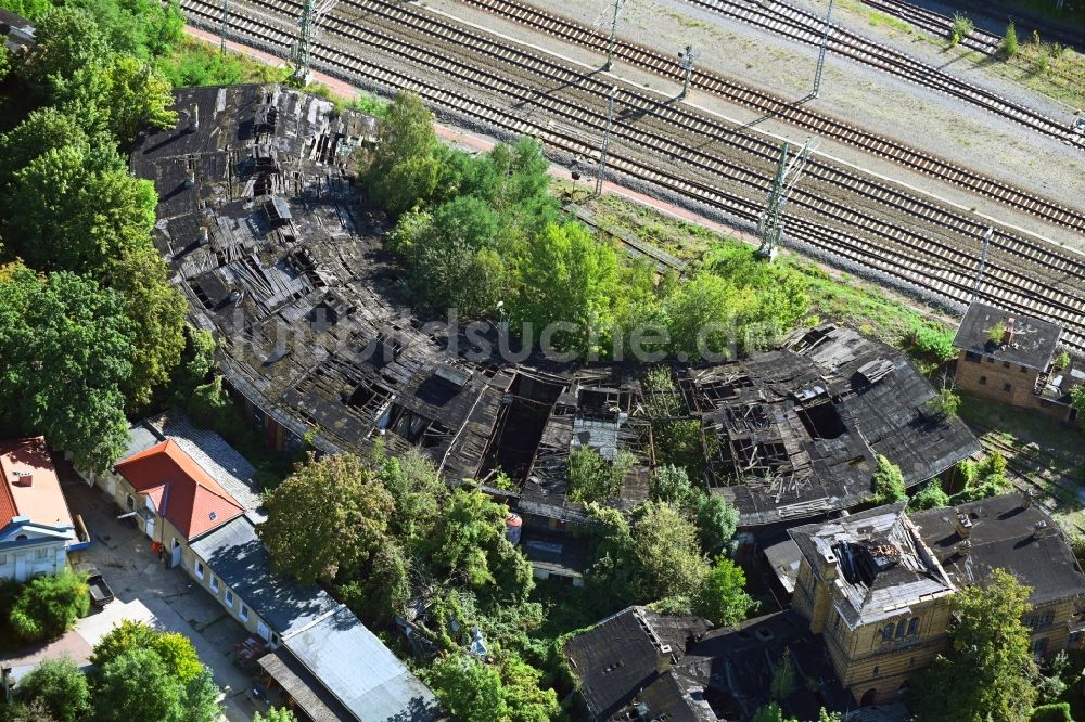 Luftaufnahme Dessau - Verfallende Gleisanlagen an der Ruine des Rundschuppen - Triebfahrzeughalle in Dessau im Bundesland Sachsen-Anhalt, Deutschland