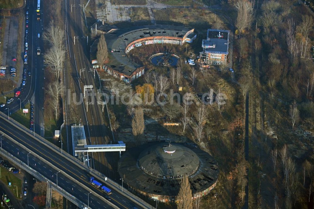 Luftaufnahme Berlin - Verfallende Gleisanlagen an der Ruine des Rundschuppen - Triebfahrzeughalle Heinersdorf in Pankow in Berlin, Deutschland