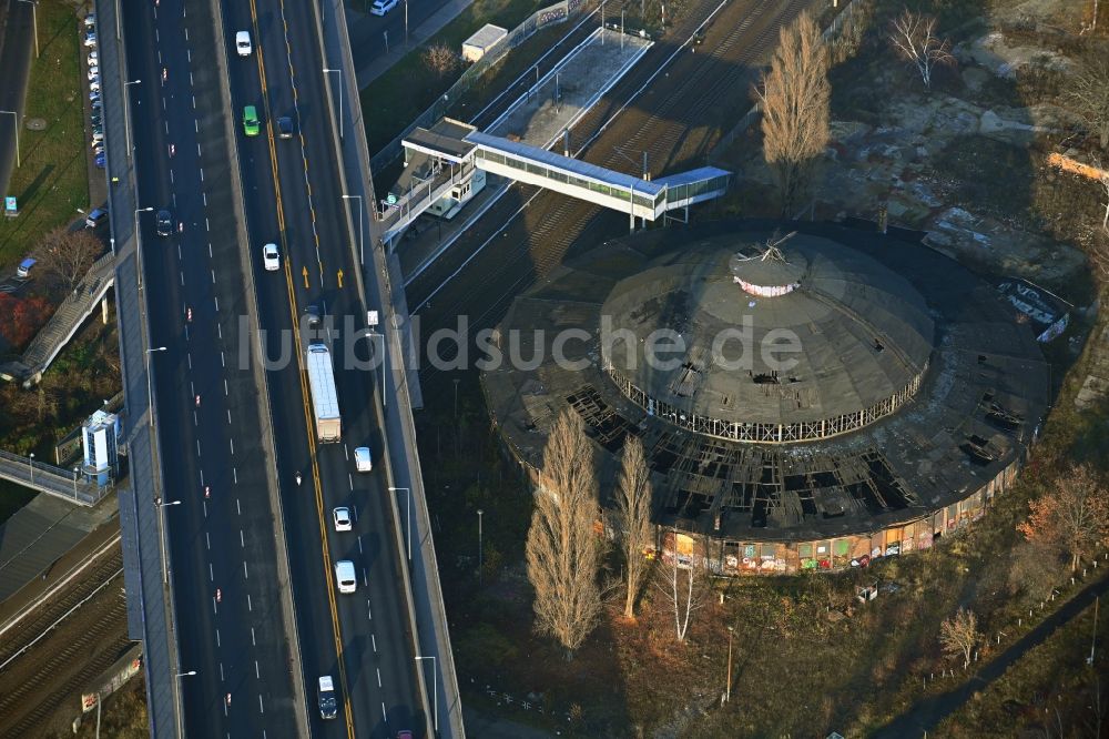 Berlin aus der Vogelperspektive: Verfallende Gleisanlagen an der Ruine des Rundschuppen - Triebfahrzeughalle Heinersdorf in Pankow in Berlin, Deutschland