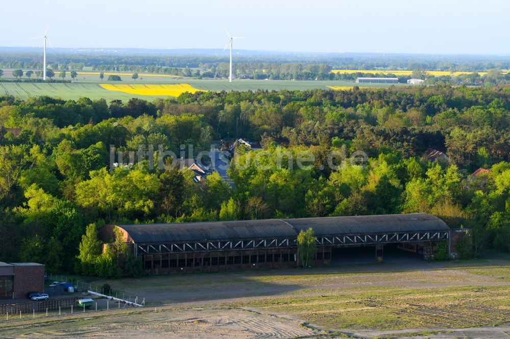 Werneuchen von oben - Verfallende Ruinen eines alten Flugzeughangars auf der Südseite des alten Militärflugplatzes Werneuchen im Bundesland Brandenburg