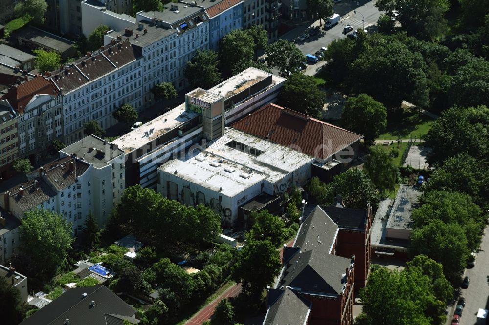 Luftbild Berlin - Verfallendes Gebäude der Freizeiteinrichtung des Stadtbades - Hallenbades Wedding in der Gerichtstraße 65 in Berlin