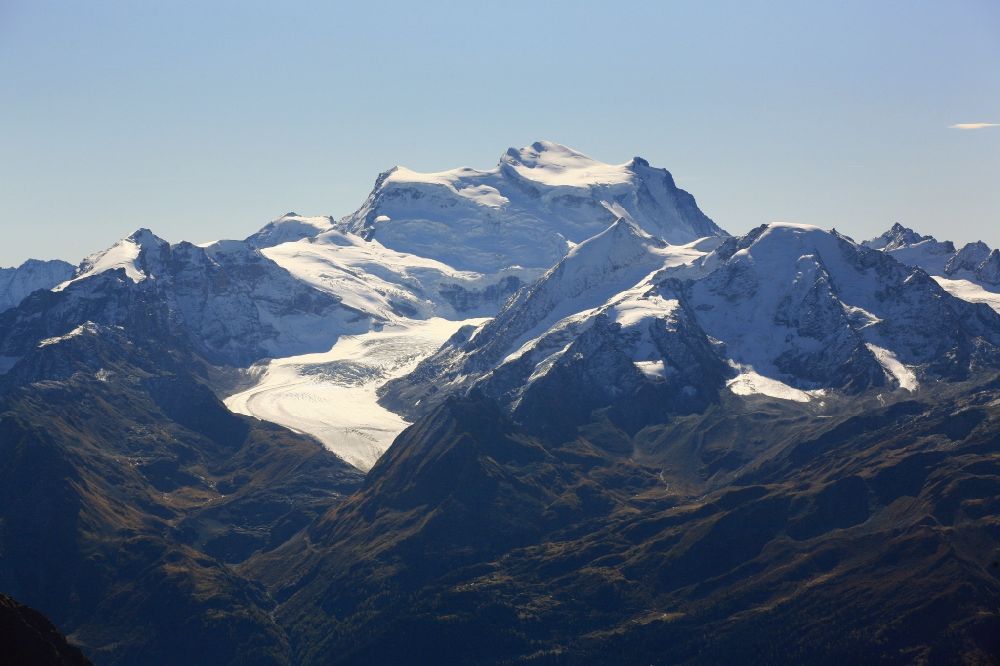 Bourg-Saint-Pierre von oben - Vergletscherte Gipfelzone am Grand Combin Massiv in den Walliser Alpen in der Felsen- und Berglandschaft im Kanton Wallis, Schweiz