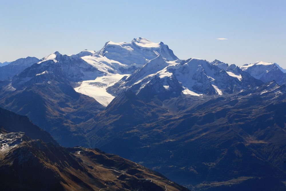 Bourg-Saint-Pierre aus der Vogelperspektive: Vergletscherte Gipfelzone am Grand Combin Massiv in den Walliser Alpen in der Felsen- und Berglandschaft im Kanton Wallis, Schweiz