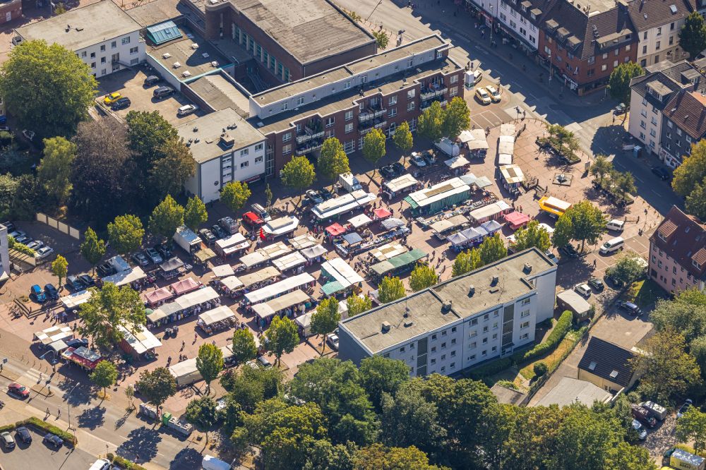 Essen von oben - Verkaufs- und Imbißstände und Handelsbuden Altenessener Markt in Essen im Bundesland Nordrhein-Westfalen, Deutschland