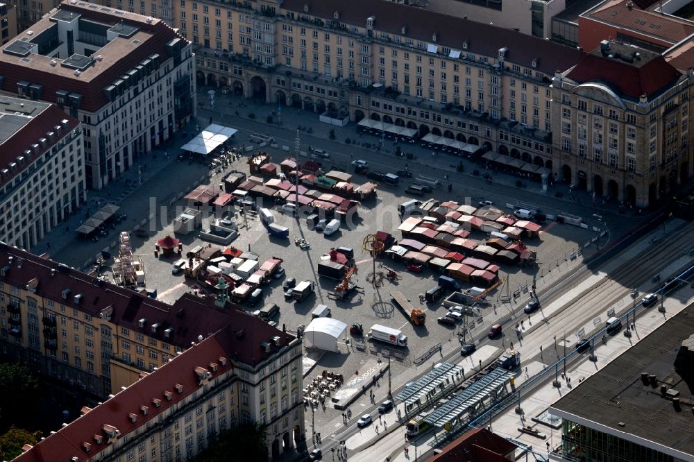 Dresden von oben - Verkaufs- und Imbißstände und Handelsbuden am Altmarkt in Dresden im Bundesland Sachsen, Deutschland