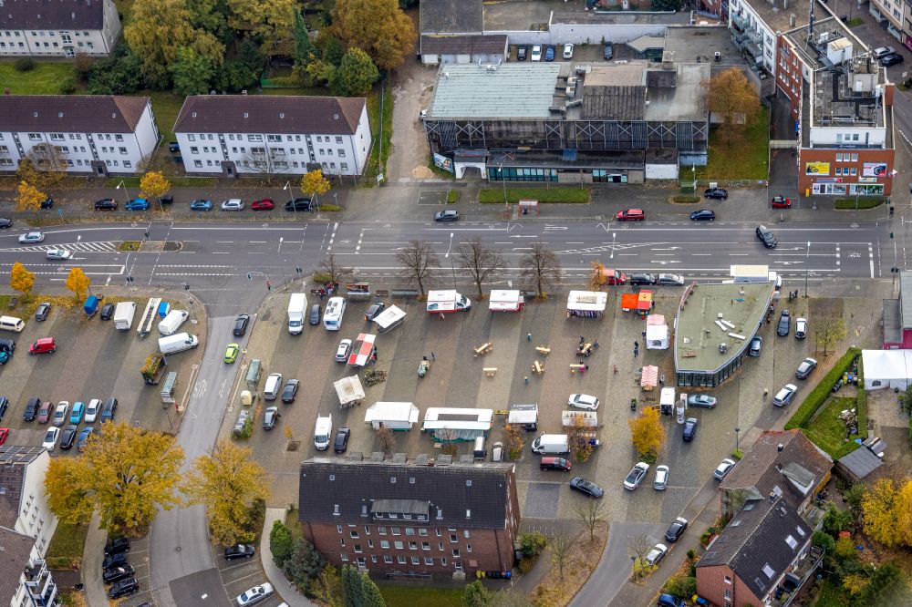 Luftaufnahme Bottrop - Verkaufs- und Imbißstände und Handelsbuden auf dem Auto- Parkplatz am Boyer Markt in Bottrop im Bundesland Nordrhein-Westfalen, Deutschland