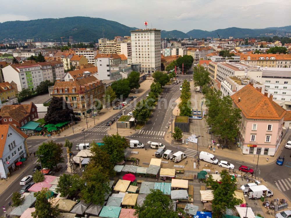 Luftbild Graz - Verkaufs- und Imbißstände und Handelsbuden Bauernmarkt am Lendplatz in Graz in Steiermark, Österreich