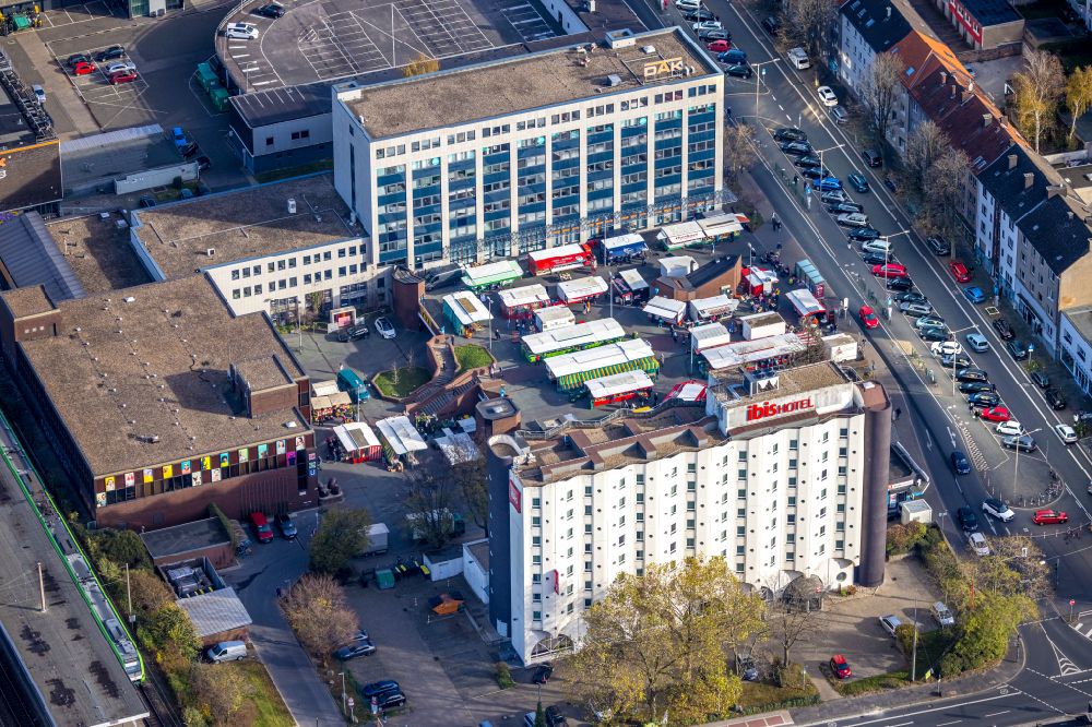 Luftaufnahme Bochum - Verkaufs- und Imbißstände und Handelsbuden auf dem Buddenbergplatz in Bochum im Bundesland Nordrhein-Westfalen, Deutschland