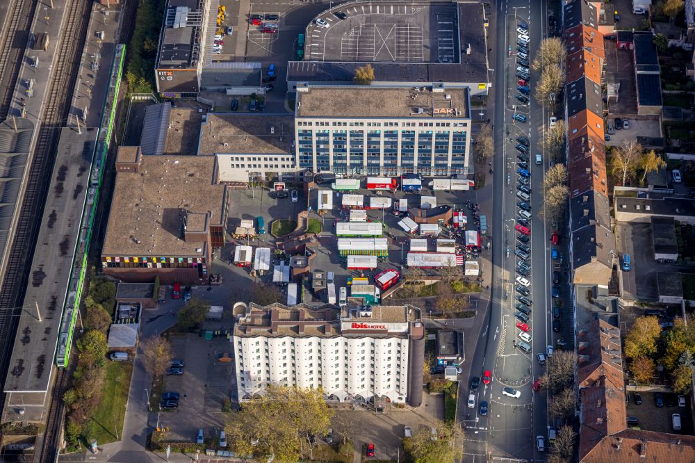 Bochum von oben - Verkaufs- und Imbißstände und Handelsbuden auf dem Buddenbergplatz in Bochum im Bundesland Nordrhein-Westfalen, Deutschland