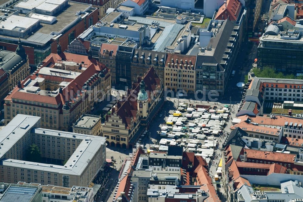 Leipzig von oben - Verkaufs- und Imbißstände und Handelsbuden am Markt in Leipzig im Bundesland Sachsen, Deutschland