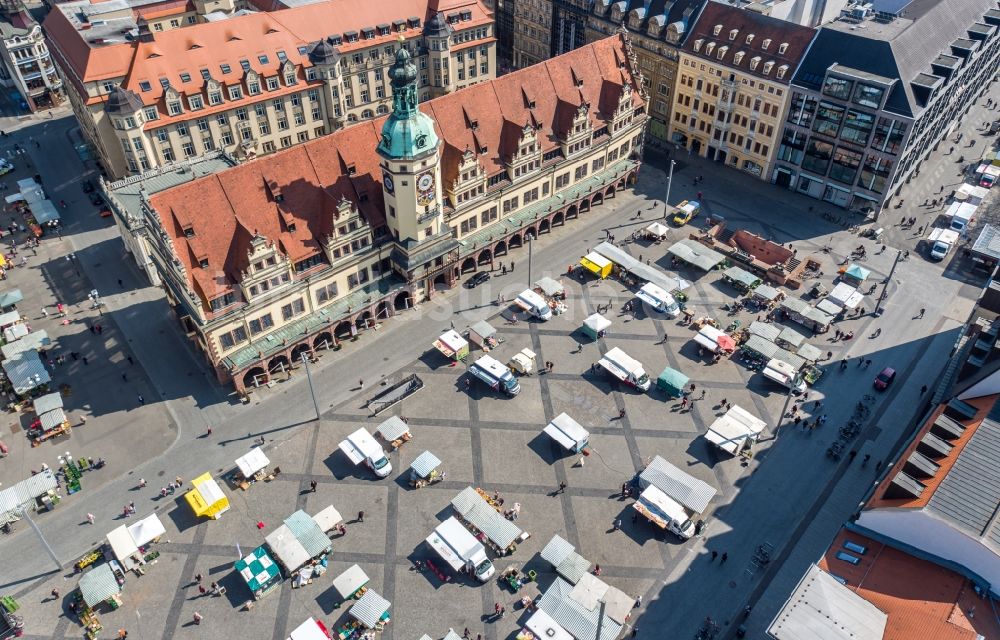 Luftaufnahme Leipzig - Verkaufs- und Imbißstände und Handelsbuden am Markt in Leipzig im Bundesland Sachsen, Deutschland