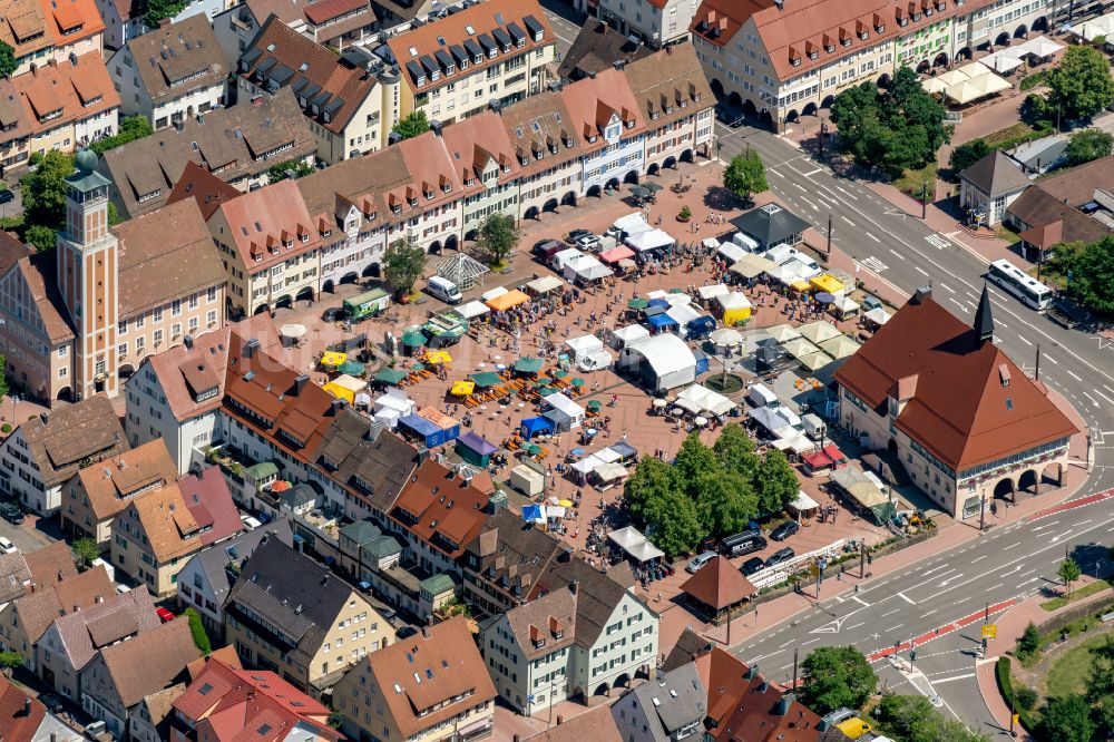 Freudenstadt von oben - Verkaufs- und Imbißstände und Handelsbuden am Marktplatz in Freudenstadt im Bundesland Baden-Württemberg, Deutschland
