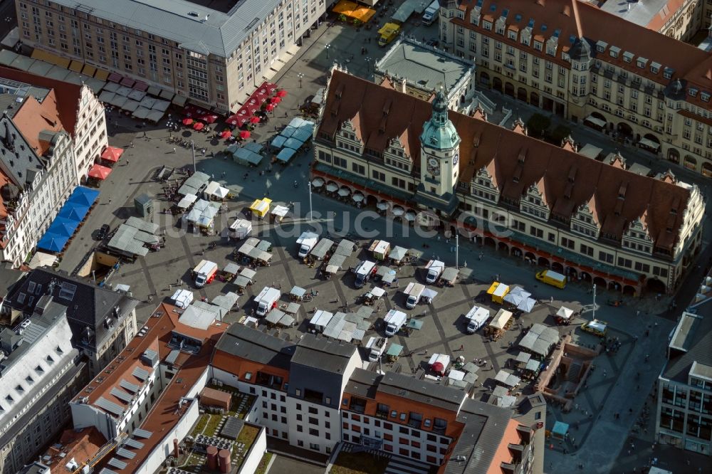 Leipzig von oben - Verkaufs- und Imbissstände und Handelsbuden auf dem Marktplatz am Rathaus des Innenstadt- Zentrums in Leipzig im Bundesland Sachsen