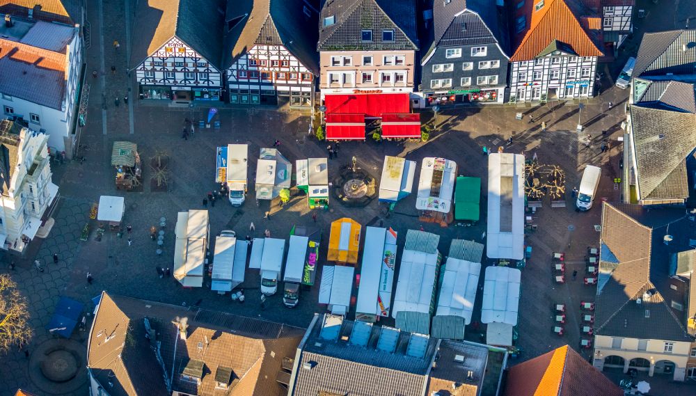 Luftaufnahme Unna - Verkaufs- und Imbissstände und Handelsbuden auf dem Marktplatz in Unna im Bundesland Nordrhein-Westfalen, Deutschland