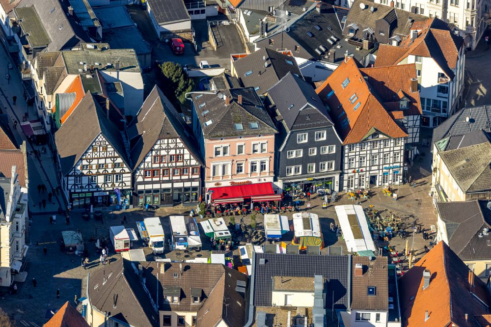 Unna aus der Vogelperspektive: Verkaufs- und Imbissstände und Handelsbuden auf dem Marktplatz in Unna im Bundesland Nordrhein-Westfalen, Deutschland