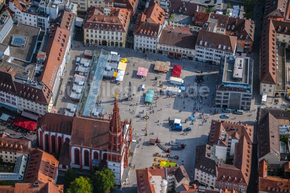 Luftaufnahme Würzburg - Verkaufs- und Imbißstände und Handelsbuden am Marktplatz in Würzburg im Bundesland Bayern, Deutschland