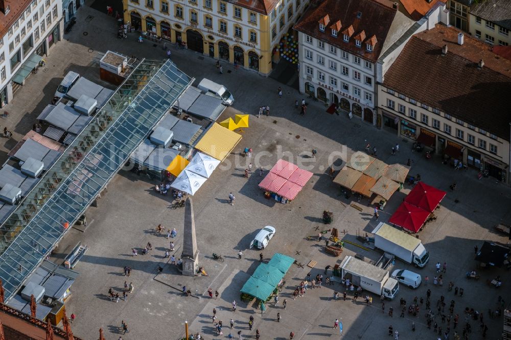 Würzburg von oben - Verkaufs- und Imbißstände und Handelsbuden am Marktplatz in Würzburg im Bundesland Bayern, Deutschland
