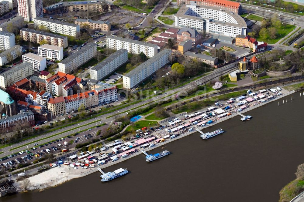 Magdeburg von oben - Verkaufs- und Imbißstände und Handelsbuden am Ufer der Elbe in Magdeburg im Bundesland Sachsen-Anhalt, Deutschland