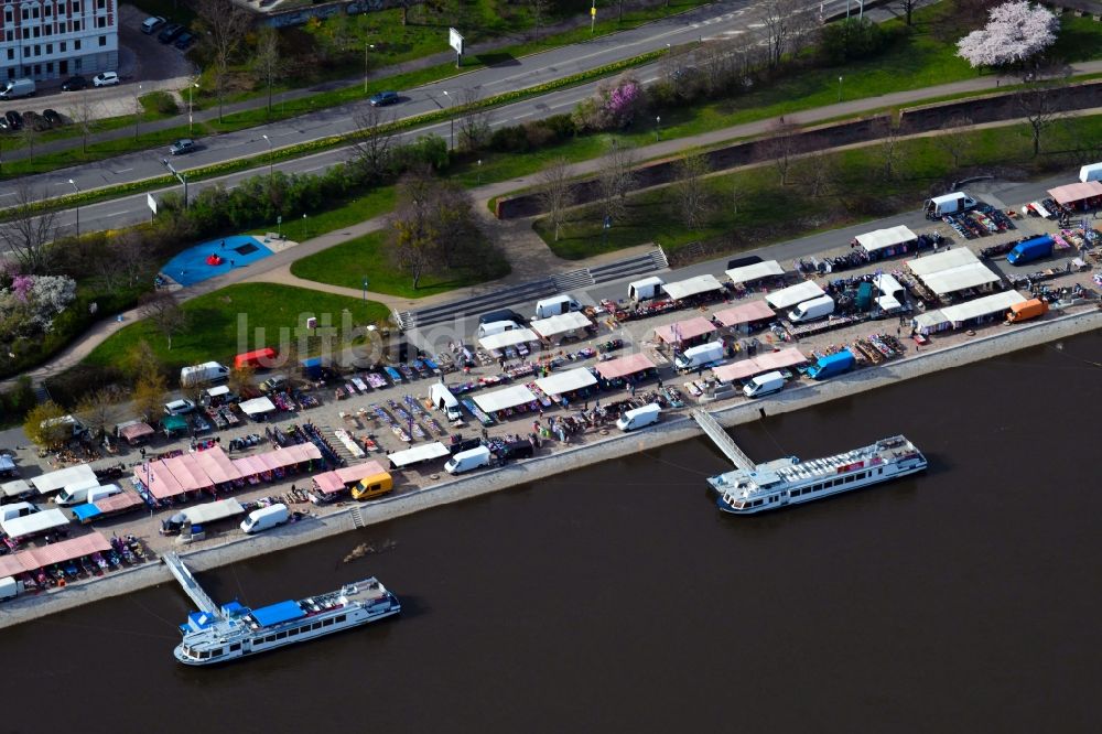 Luftbild Magdeburg - Verkaufs- und Imbißstände und Handelsbuden am Ufer der Elbe in Magdeburg im Bundesland Sachsen-Anhalt, Deutschland