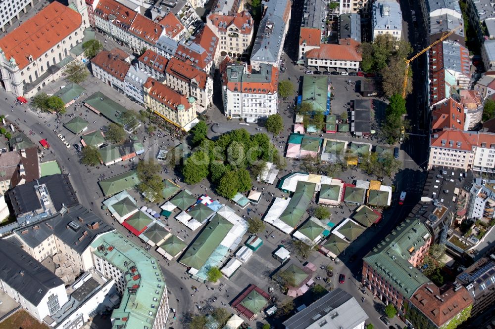 Luftaufnahme München - Verkaufs- und Imbissstände und Handelsbuden auf dem Viktualienmarkt in München im Bundesland Bayern, Deutschland