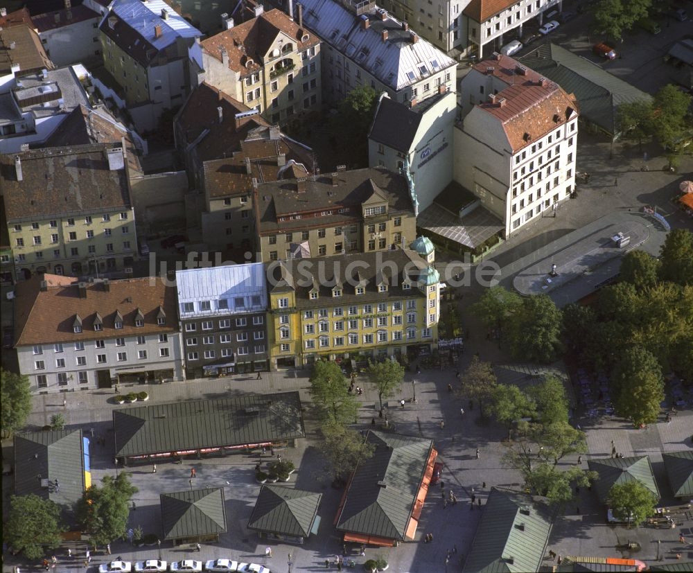 Luftaufnahme München - Verkaufs- und Imbißstände und Handelsbuden am Viktualienmarkt in München im Bundesland Bayern, Deutschland