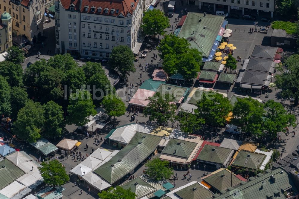 Luftbild München - Verkaufs- und Imbissstände und Handelsbuden auf dem Viktualienmarkt in München im Bundesland Bayern, Deutschland