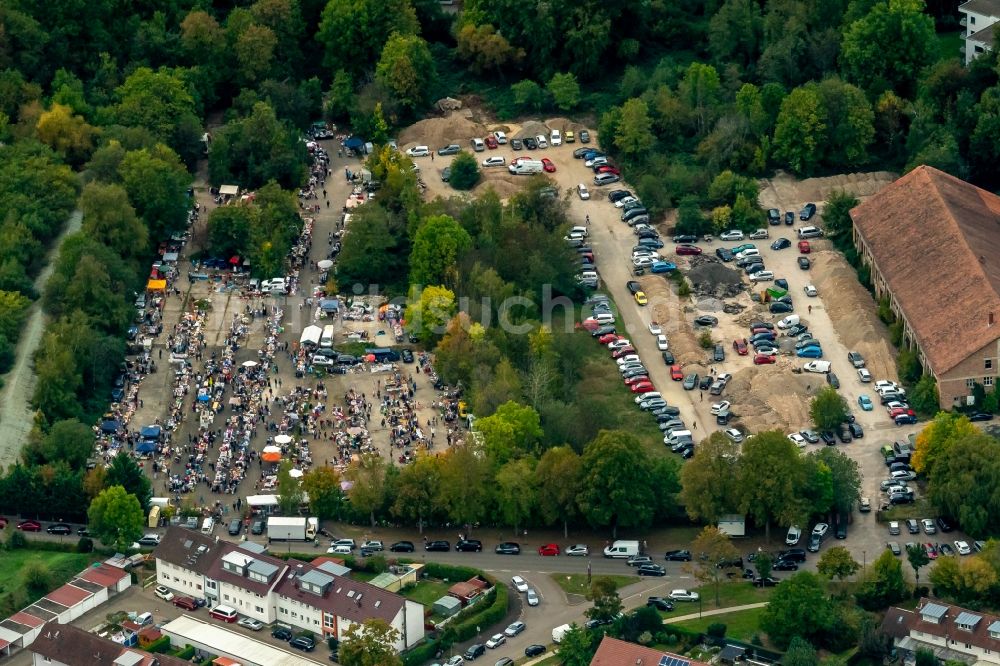 Luftbild Achern - Verkaufsstände und Besucher des Trödelmarktes und Flohmarktes in Achern im Bundesland Baden-Württemberg, Deutschland