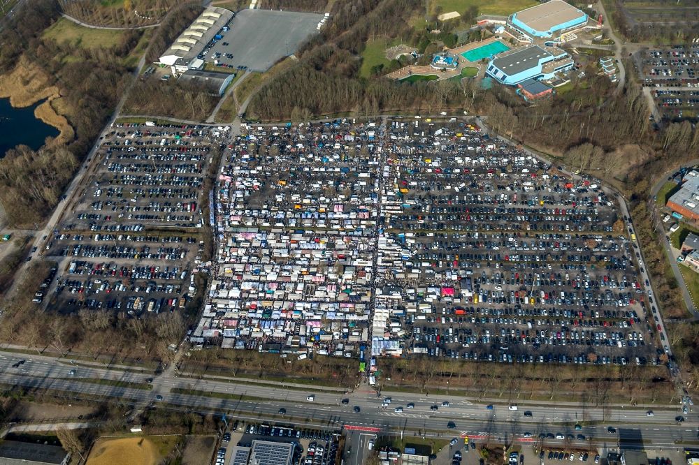 Luftbild Gelsenkirchen - Verkaufsstände und Besucher des Trödelmarktes und Flohmarktes in Gelsenkirchen im Bundesland Nordrhein-Westfalen, Deutschland