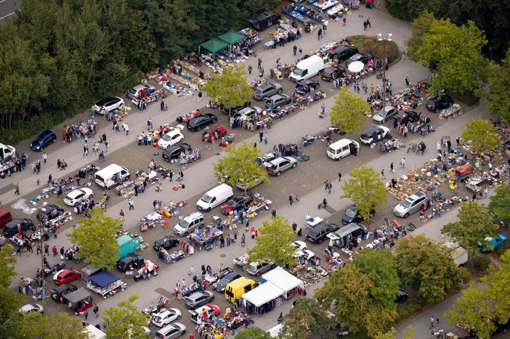 Dortmund von oben - Verkaufsstände und Besucher des Trödelmarktes und Flohmarktes auf dem Parkplatz an der Emil-Figge-Straße im Ortsteil Hombruch in Dortmund im Bundesland Nordrhein-Westfalen
