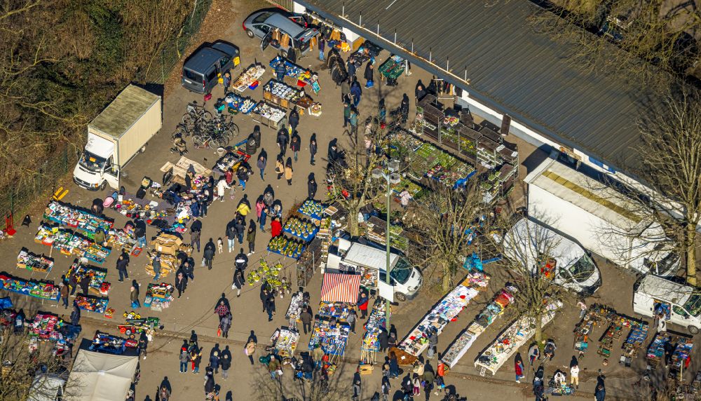 Gelsenkirchen von oben - Verkaufsstände und Besucher des Trödelmarktes und Flohmarktes auf dem Parkplatz in Gelsenkirchen im Bundesland Nordrhein-Westfalen, Deutschland
