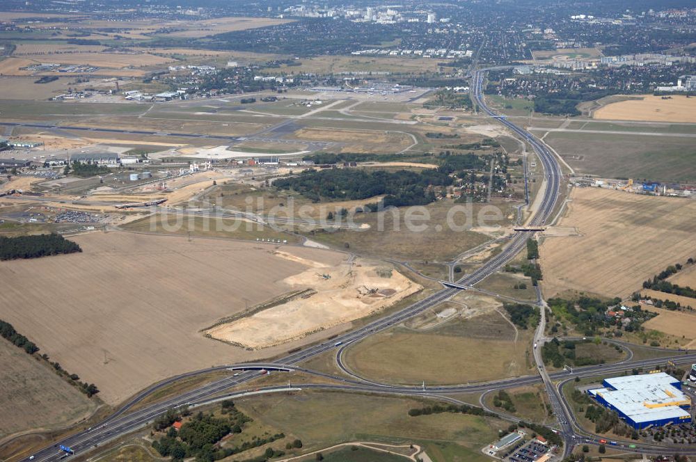 Luftbild Schönefeld - Verkehr auf der neuen Stadtautobahn am Flughafen Schönefeld A113n