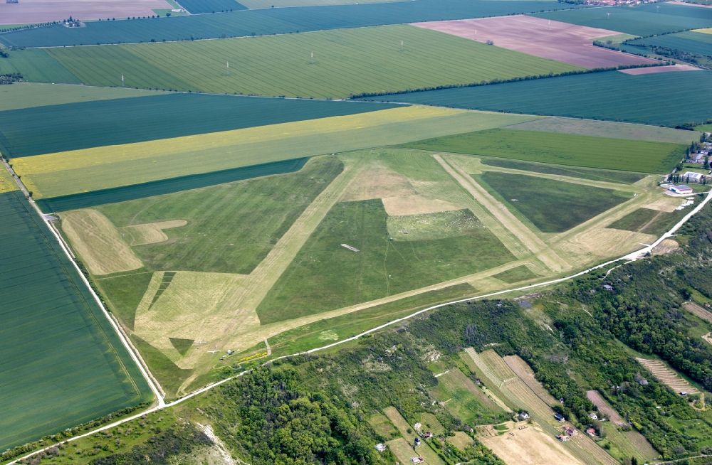 Luftaufnahme Laucha an der Unstrut - Verkehrs- und Sportflugplatz in Laucha im Bundesland Sachsen-Anhalt