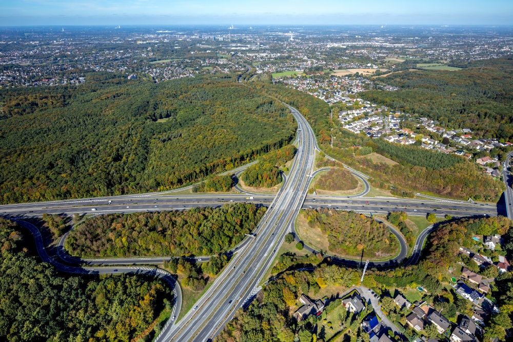 Westhofen von oben - Verkehrsführung am Autobahnkreuz der BAB A45 und BAB A1 am Westhofener Kreuz in Westhofen im Bundesland Nordrhein-Westfalen, Deutschland