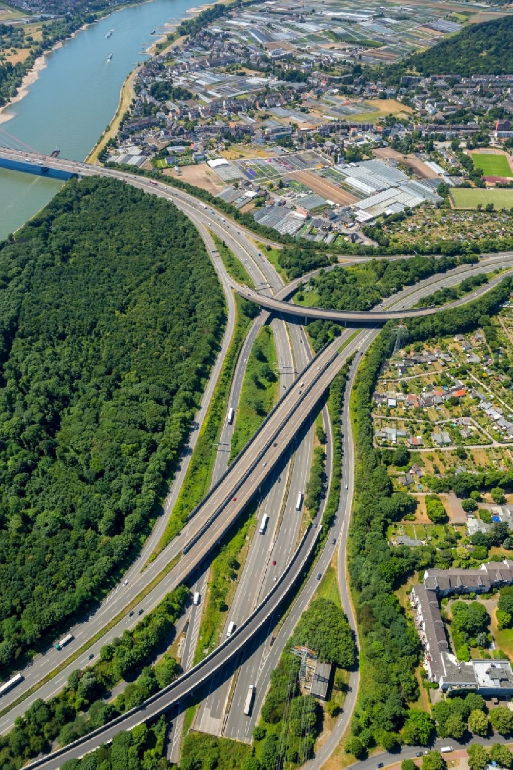 Luftbild Düsseldorf - Verkehrsführung am Autobahnkreuz der BAB A46 Düsseldorf-Bilk im Ortsteil Flehe in Düsseldorf im Bundesland Nordrhein-Westfalen, Deutschland