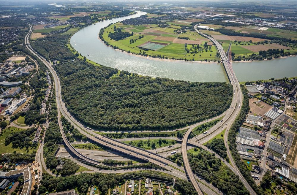 Luftbild Düsseldorf - Verkehrsführung am Autobahnkreuz der BAB A46 Düsseldorf-Bilk im Ortsteil Flehe in Düsseldorf im Bundesland Nordrhein-Westfalen, Deutschland