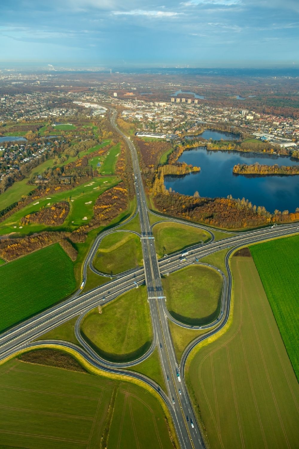 Duisburg aus der Vogelperspektive: Verkehrsführung am Autobahnkreuz der BAB A59, B8 und B288 in Duisburg im Bundesland Nordrhein-Westfalen