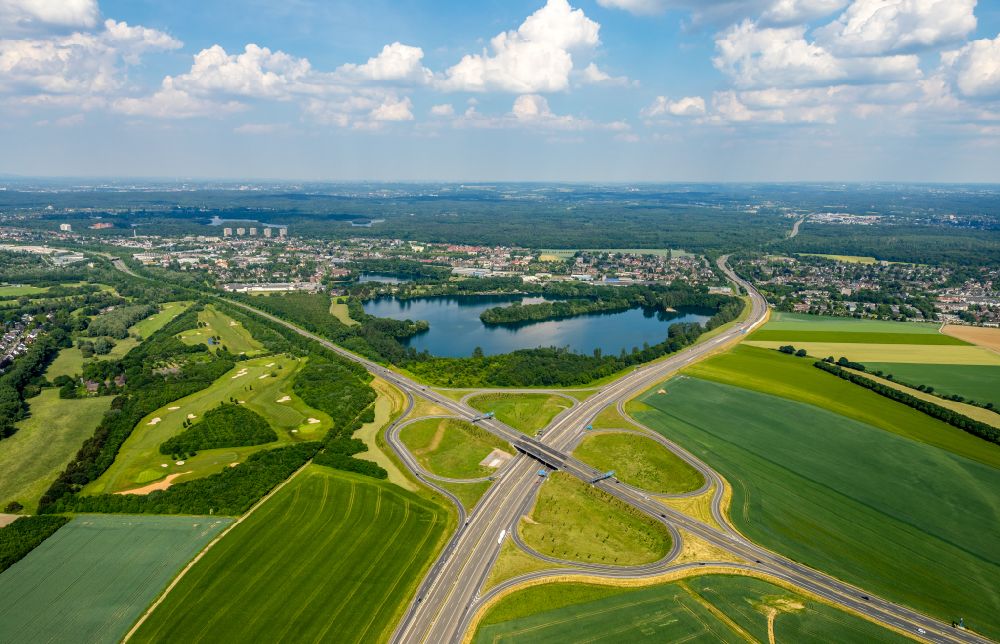 Duisburg von oben - Verkehrsführung am Autobahnkreuz der BAB A59, B8 und B288 in Duisburg im Bundesland Nordrhein-Westfalen