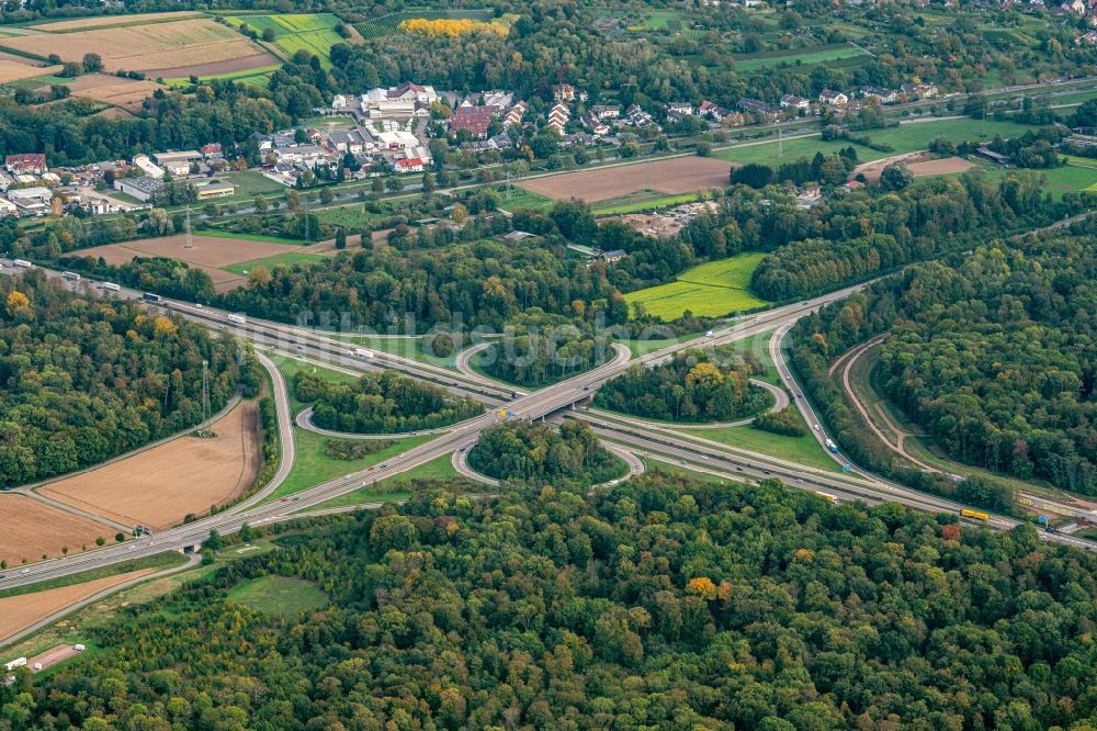 Luftbild Freiburg im Breisgau - Verkehrsführung am Autobahnkreuz der BAB A5 und B31 in Freiburg im Breisgau im Bundesland Baden-Württemberg