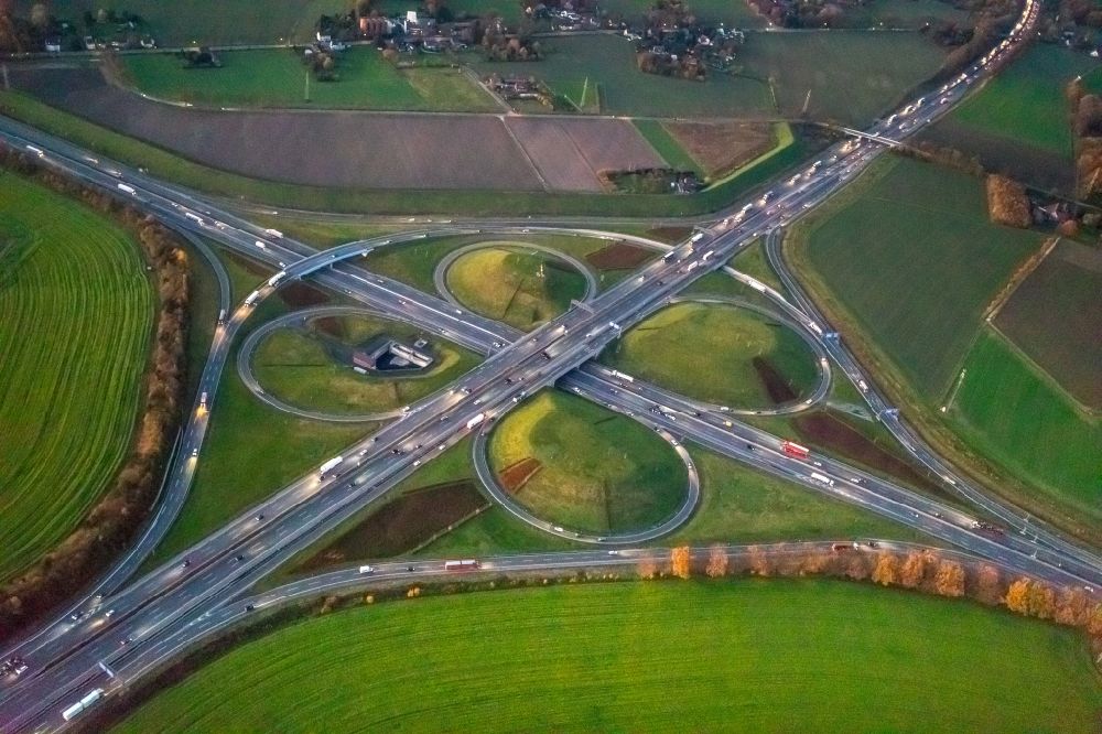 Kamen aus der Vogelperspektive: Verkehrsführung am Autobahnkreuz der BAB A1 A2 Kamener Kreuz in Kamen im Bundesland Nordrhein-Westfalen, Deutschland