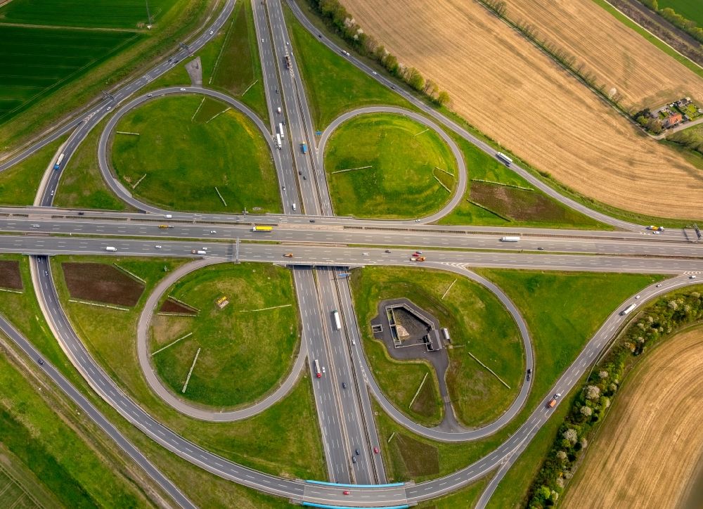 Luftaufnahme Kamen - Verkehrsführung am Autobahnkreuz der BAB A1 A2 Kamener Kreuz in Kamen im Bundesland Nordrhein-Westfalen, Deutschland
