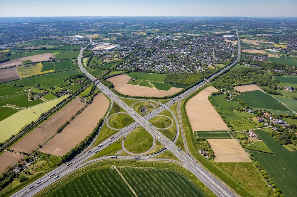 Kamen von oben - Verkehrsführung am Autobahnkreuz der BAB A1 A2 Kamener Kreuz in Kamen im Bundesland Nordrhein-Westfalen, Deutschland
