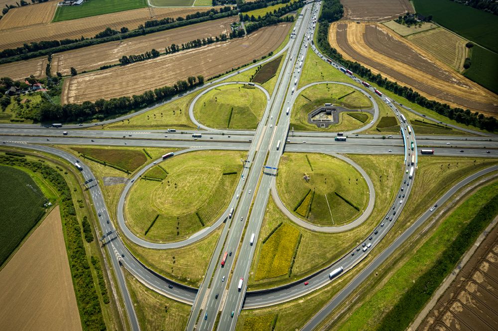 Kamen von oben - Verkehrsführung am Autobahnkreuz der BAB A1 A2 Kamener Kreuz in Kamen im Bundesland Nordrhein-Westfalen, Deutschland