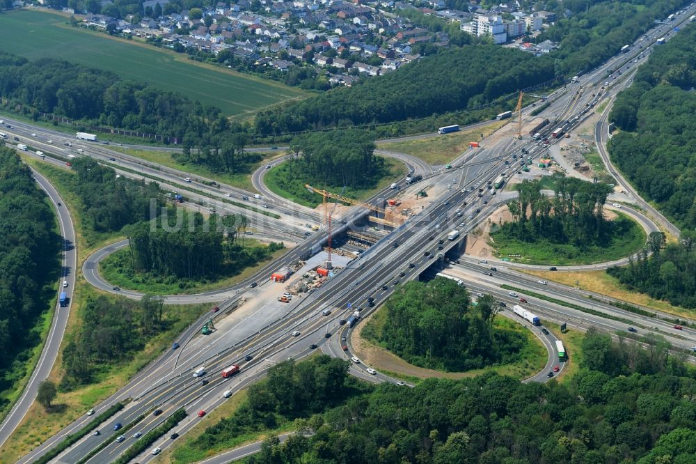 Luftaufnahme Köln - Verkehrsführung am Autobahnkreuz der BAB A1 - A57 Köln-Nord im Ortsteil Ossendorf in Köln im Bundesland Nordrhein-Westfalen, Deutschland