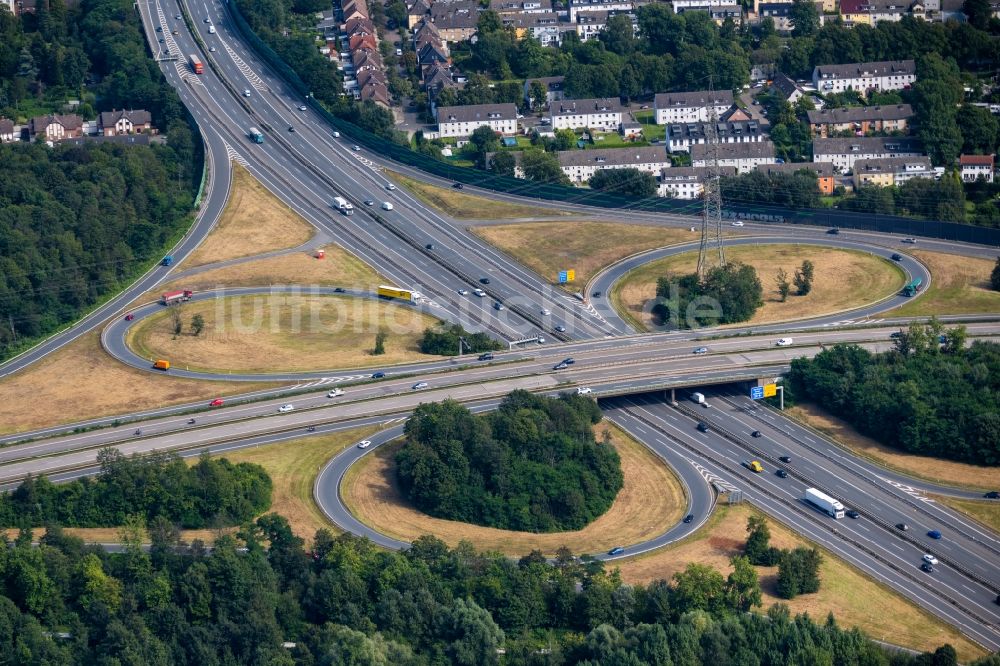 Luftbild Essen - Verkehrsführung am Autobahnkreuz der BAB 42 Kreuz Essen-Nord in Essen im Bundesland Nordrhein-Westfalen, Deutschland