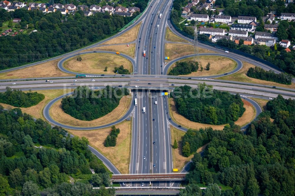 Luftaufnahme Essen - Verkehrsführung am Autobahnkreuz der BAB 42 Kreuz Essen-Nord in Essen im Bundesland Nordrhein-Westfalen, Deutschland