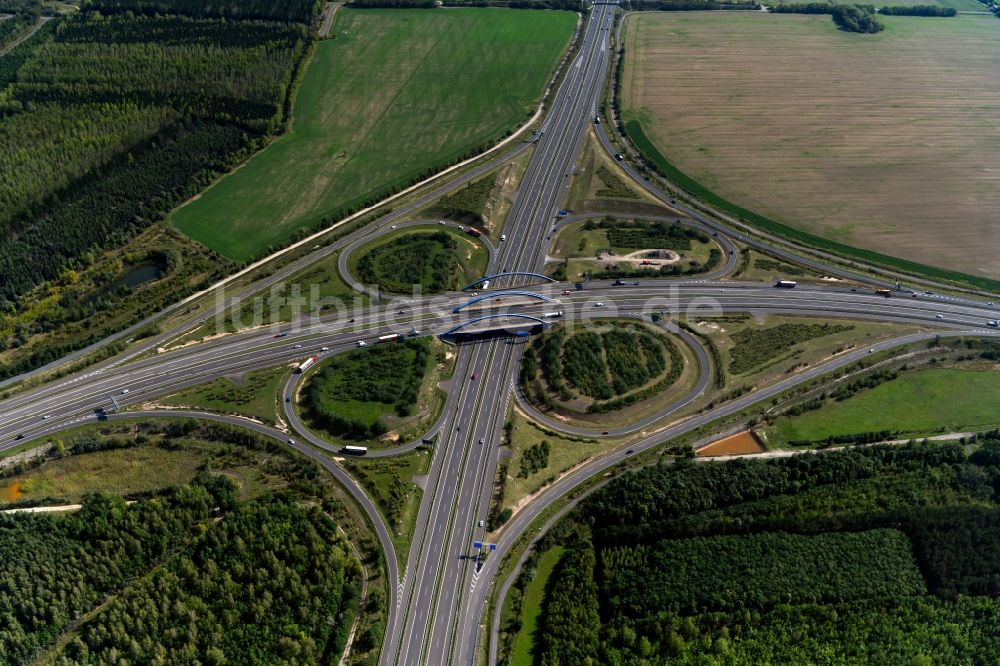 Luftaufnahme Markkleeberg - Verkehrsführung am Autobahnkreuz der BAB A38 Leipzig-Süd zur Bundesstraße B2 in Markkleeberg im Bundesland Sachsen