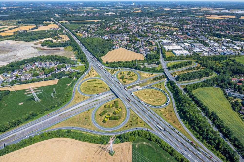 Dortmund von oben - Verkehrsführung am Autobahnkreuz der BAB A42 - 45 im Ortsteil Bodelschwingh in Dortmund im Bundesland Nordrhein-Westfalen, Deutschland