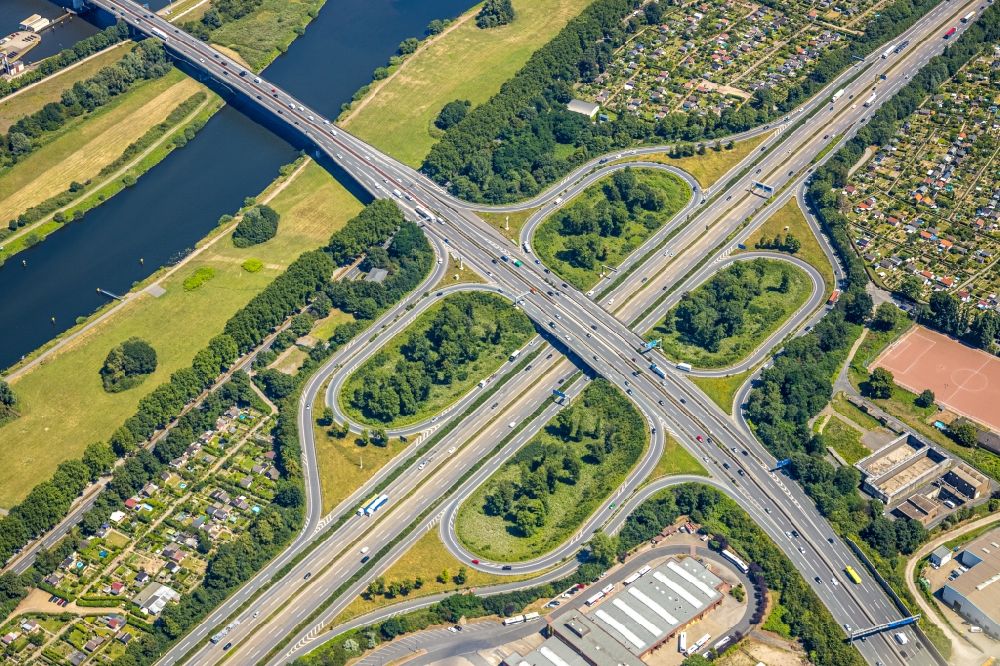 Luftaufnahme Duisburg - Verkehrsführung am Autobahnkreuz der BAB A40 A59 im Ortsteil Duisburg Mitte in Duisburg im Bundesland Nordrhein-Westfalen, Deutschland